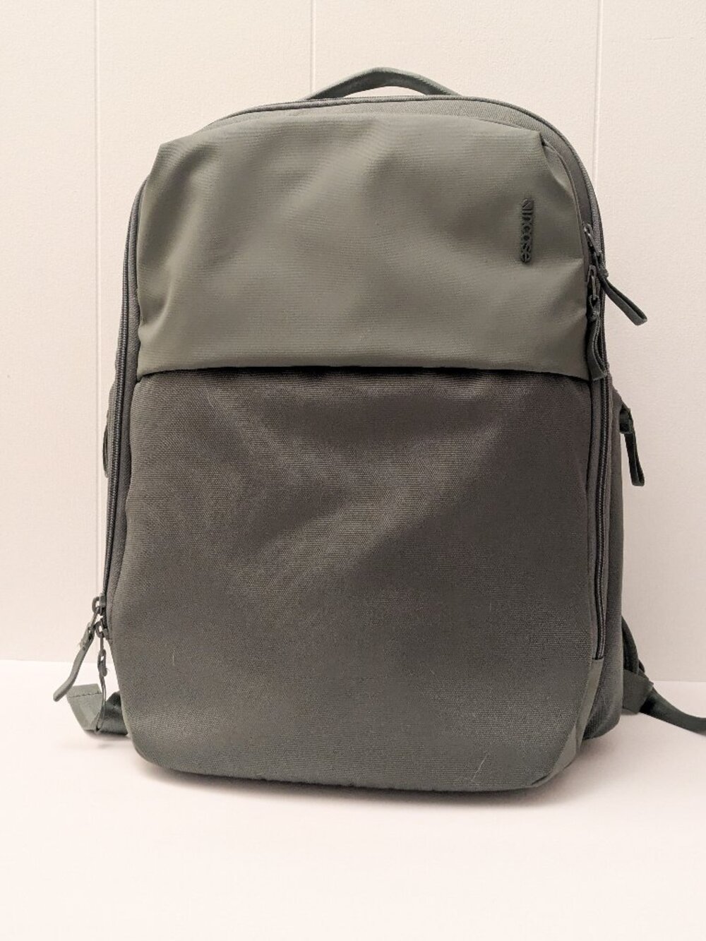 Incase A.R.C. Daypack Backpack Smoked Ivy Laptop Bag